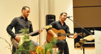 zwei Gitarristen auf Barhockern auf der Bühne, Quelle: DTF