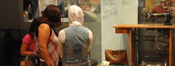 Frauen schauen in eine Ausstellungsvitrine