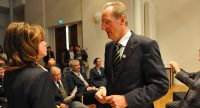 ein Mann und eine Frau unterhalten sich stehend, Quelle: DTF