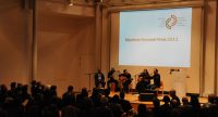 Publikum schaut Band auf der Bühne zu, Quelle: DTF