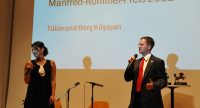 Kerim Arpad steht mit einer Frau vor den verbleibenden zwei Rommel-Preisen, Quelle: DTF
