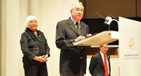 Ehemann hält Laudatio am Rednerpult, Quelle: DTF
