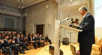 Mann hält Laudatio am Rednerpult, Quelle: DTF