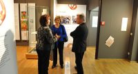 zwei Frauen und ein Mann stehen mitten im Ausstellungsraum und unterhalten sich, Quelle: DTF