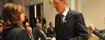 ein Mann und eine Frau unterhalten sich stehend