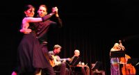 Band auf der Bühne, links neben ihnen ein Tango-Tanzpaar, Quelle: DTF