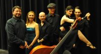 Musiker und Tango-Paar machen Gruppenbild mit Kontrabass, Quelle: DTF