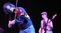 Bassist und Violinist auf der Bühne, Quelle: DTF