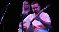 Saz-Spieler und Sängerin auf der Bühne, Quelle: DTF