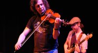 Bassist und Violinist auf der Bühne, Quelle: DTF