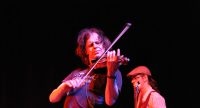 Bassist und Violinist auf der Bühne, Quelle: DTF