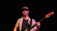 Bassist allein auf der Bühne, Quelle: DTF