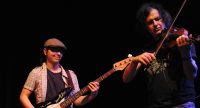 Bassist und Violinist auf der Bühne, Quelle: DTF