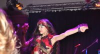 Tänzerin in rot-schwarzem Kleid auf der Bühne, Quelle: DTF