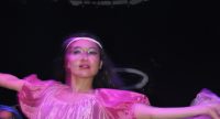 Tänzerin im pinken Kleid auf der Bühne, Quelle: DTF