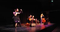Band auf der Bühne, links neben ihnen ein Tango-Tanzpaar, Quelle: DTF