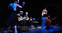 Band auf der Bühne im blauen Licht, links neben ihnen ein Tango-Tanzpaar, Quelle: DTF