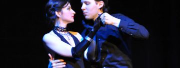 Tango-Tanzpaar auf der Bühne im blauen Licht