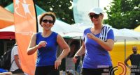 zwei lachende Frauen in blauer Sportkleidung, Quelle: DTF
