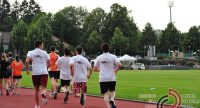 junge Männer in weißen Shirts laufen im Stadion, Quelle: DTF