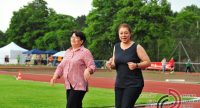 zwei Frauen laufen nebeneinander im Stadium, Quelle: DTF
