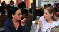 zwei Frauen unterhalten sich gestikulierend, Quelle: DTF