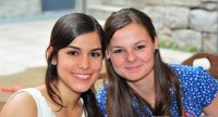 zwei junge Frauen mit aneinander gelehnten köpfen lächeln in die Kamera, Quelle: DTF
