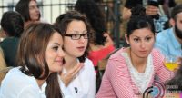junge Frauen sitzend an einem Tisch, Quelle: DTF