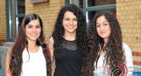 drei junge Frauen in freundschaftlicher Umarmung, Quelle: DTF