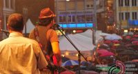Sänger schaut aufs von Regenschirmen durchzogene Publikum, Quelle: DTF