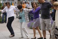 Menschen tanzen zusammen in einer Kette nebeneinander, Quelle: DTF