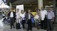 stehende Menschengruppe mit Koffern am Flughafen, Quelle: DTF