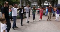 Menschen stehen tanzend zusammen in einem Halbkreis, Quelle: DTF