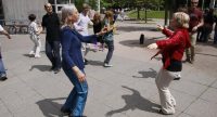 zwei tanzende Frauen stehen tanzend einander gegenüber im Außenbereich der Uni, Quelle: DTF