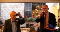 zwei Männer in Sakko heben das Weinglas, Quelle: DTF