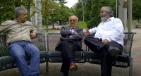 drei Männer sitzen auf einer Bank und unterhalten sich, Quelle: DTF