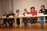Quelle: DTF OB-Kandidat*innen sitzen an einem langen Holztisch, Quelle: DTF