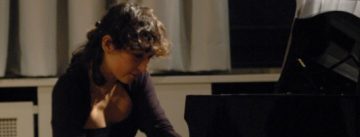 junge Frau spielt am Konzertflügel