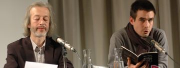 Mann und junger Mann vor Banner des DTF lesen beide vor