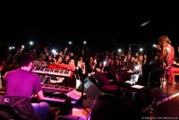 Sänger und Keyboard-Spieler auf der Bühne vor zahlreichem Publikum, Quelle: DTF