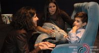 zwei Frauen schauen auf Jungen im blauen Kinosessel, Quelle: DTF