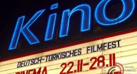 Neonschild am Kinoeingang, Quelle: DTF