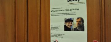 Holzwand mit Poster zum Diskussionsabend