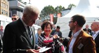 Winfried Kretschmann und Kerim Arpad neben Zelt des DTF, Quelle: DTF