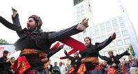 tanzende Männer in traditioneller Kleidung, Quelle: DTF