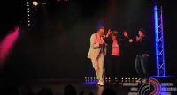 zwei tanzende Männer und eine Frau auf der Bühne vor Silhouette des Publikums, Quelle: DTF
