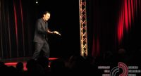 Mann im schwarzen Anzug zeigt mit offenen Handflächen ins Publikum, Quelle: DTF