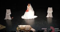 Frau in Brautkleid auf der Bühne, Quelle: DTF