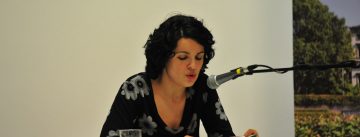 Dilek Güngör liest aus einem Buch vor