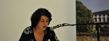 Dilek Güngör liest aus einem Buch vor